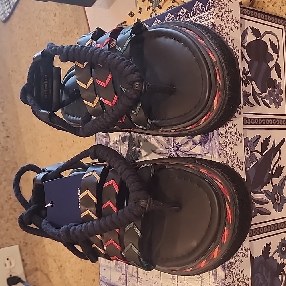 NWT FARM RIO BLACK ROPE TIE PLATFORM SANDAL.
